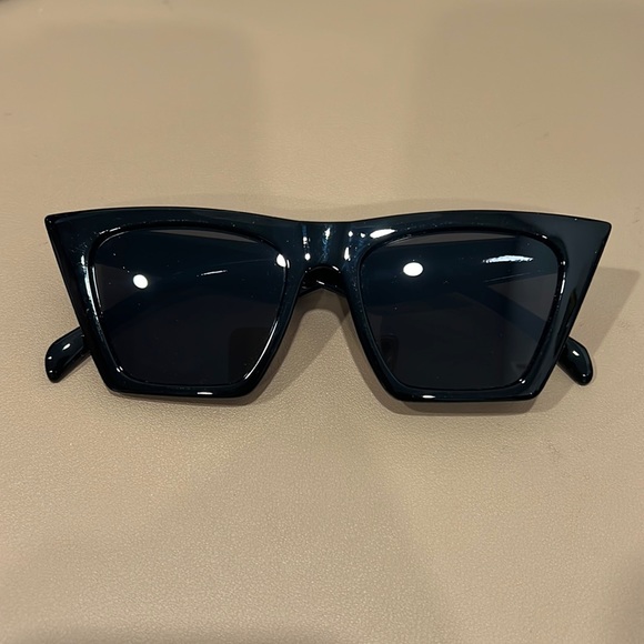 Accessories - Black sunglasses